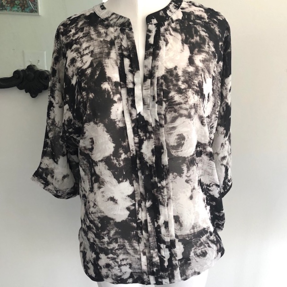 Gap Blk & White Rose Pattern Blouse